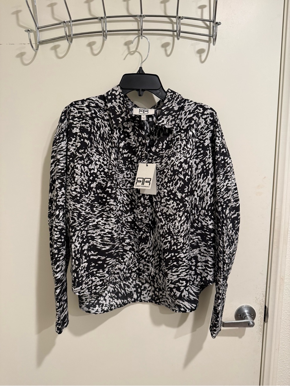 NWT Black & White Abstract Print Button-Up Blouse